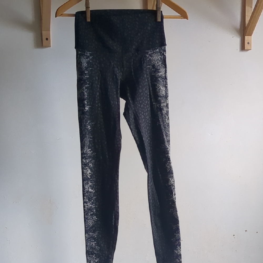 lululemon athletica Leggings Black Gray lace Faux Textured 6